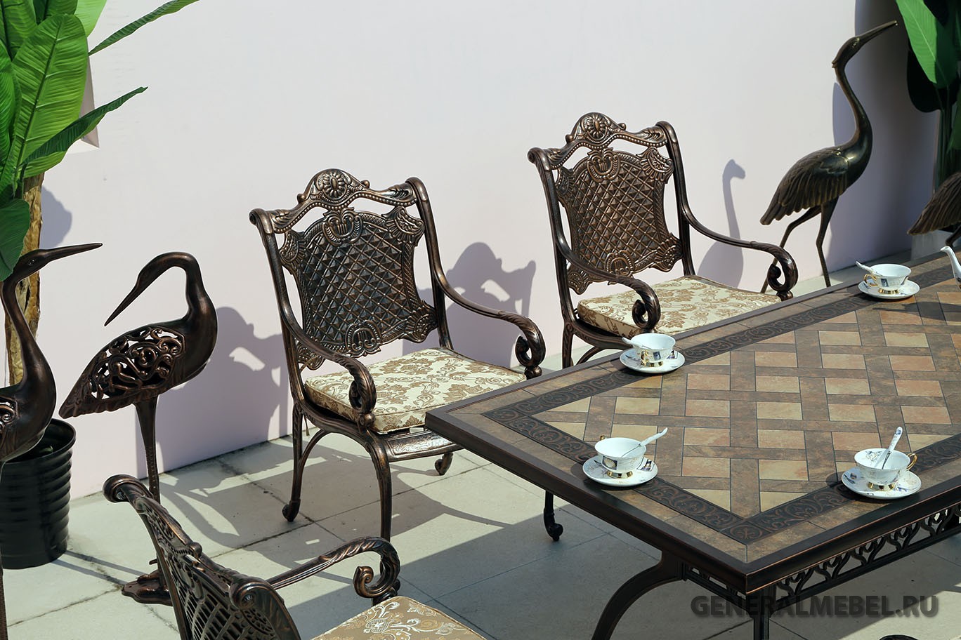 Обеденный комплект мебели из металла, кованый стол большой с плиткой, стол с мозаикой, кованая мебель из литого металла, чугунная мебель, стол для дачи