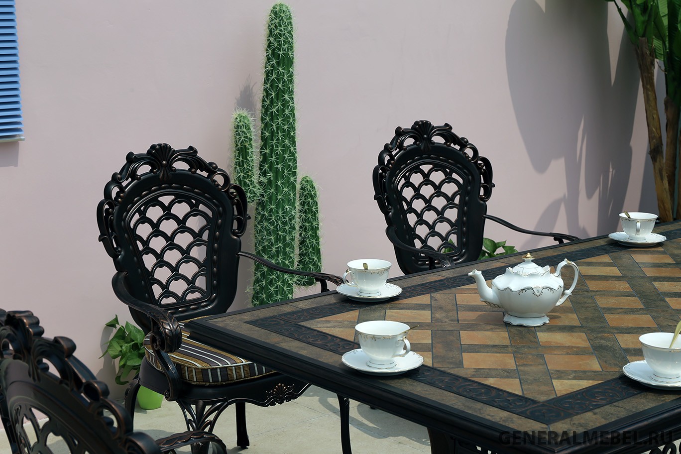 Обеденный стол с мозаикой и металлические кресла, литая мебель из алюминия в кафе и ресторан, кованый стол на дачу